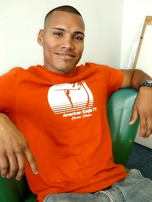 Free gay porn pics with Muscular Roberto gets naked and strokes