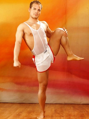 Free gay porn pics with Athlete posing naked