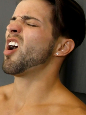 Free gay porn pics with 3897 Casey Everett solo