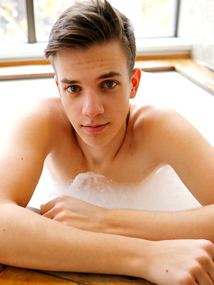 Free gay porn pics with Soaping up with Aussie boy Connor Peters