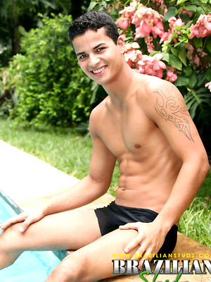 Hot boys nude photos - Latin jock Leon Pavia posing naked outdoors