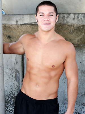Gay sex pics with Young bodybuilder Rick jerking off dick