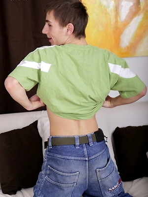 Twinks xxx pics - Alois shows off hard abs while he jerks off.