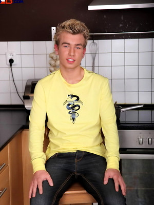 Free gay porn pics with Wild twink jerking off dick