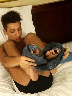 Gay boys pics - Smooth twink Roman Daniels busts a nut onto his stomach.