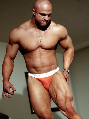 XXX gay photos of Muscle man Kyle shows his butt