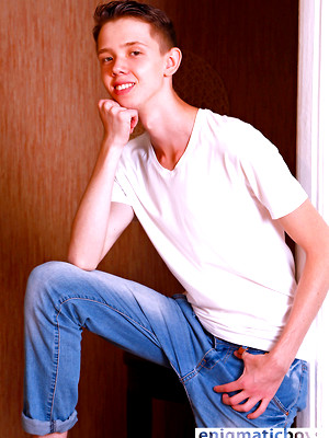 Twinks xxx pics - Stanis shows uncut dick