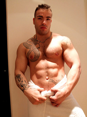 Free gay porn pics with Massive Max Hilton flexes and strips for Ben