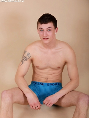 Twinks xxx pics - Cute tattooed boy Robin Hunter busts his nut.