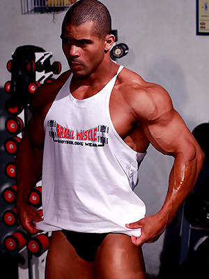 Free gay porn pics with Shy Straight Pro Bodybuilder Jerks off on the gym floor!
