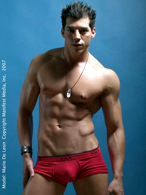XXX gay photos of MMario de Leon shows his sexy body