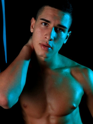XXX gay photos of Kaleo