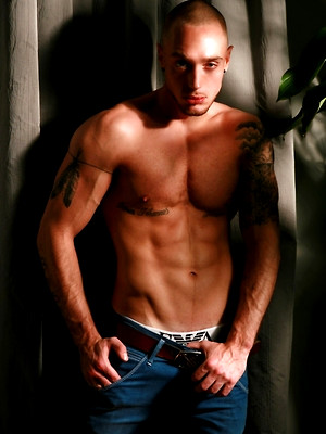 Free gay porn pics with showing his muscles