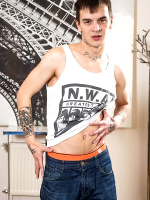 Gay male in Desmond Cooper