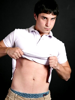 XXX gay photos of Diego shows his body