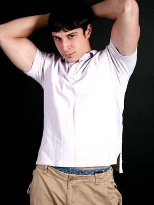 XXX gay photos of Diego shows his body