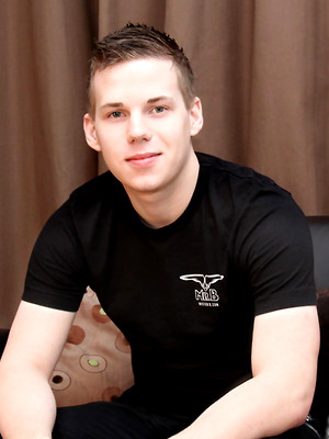 Twinks xxx pics - Hot young Manchester boy Ryan Days arrives for his solo wank and interview