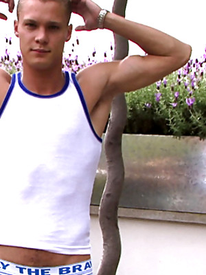 Free gay porn pics with Hot amateur stud posing