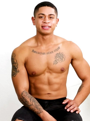 Free gay porn pics with Leon Foreman Is Living His Dream!