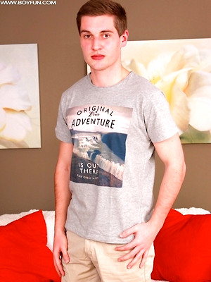 Twinks xxx pics - Finn Petrov busting a nut all over his stomach.