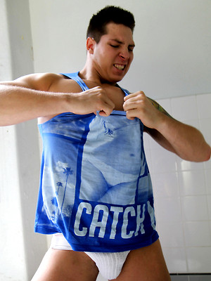 Free gay porn pics with Str8 Aussie Tom Lucas flexing and stripping for Ben