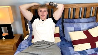 Free gay sex with Straight Hunk Callum's 1st Ever Manhandling & his Huge Uncut Cock Stands to Attention!