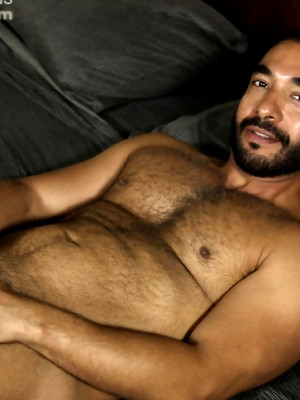 Gay porn pics Hot mature man Mike Dreyden shows his ass